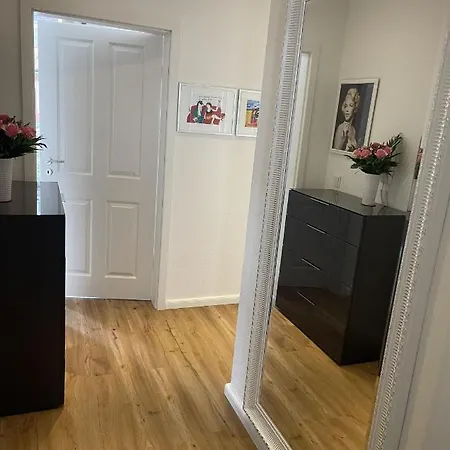 Attraktive Mit Balkon Zum Gruenen Hinterhof