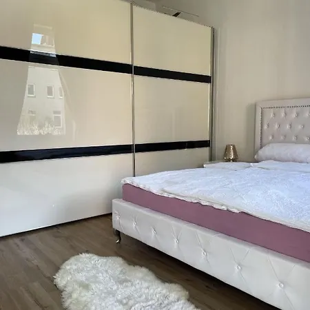 Attraktive Mit Balkon Zum Gruenen Hinterhof Lejlighed