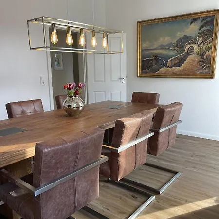 Attraktive Mit Balkon Zum Gruenen Hinterhof Lejlighed Schwerin (Mecklenburg-Vorpommern)